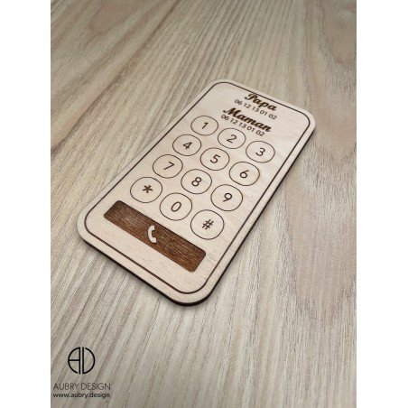 Téléphone portable en bois pour enfant.