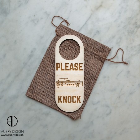 Please Knock. Poignée de cintre de porte en bois gravé.