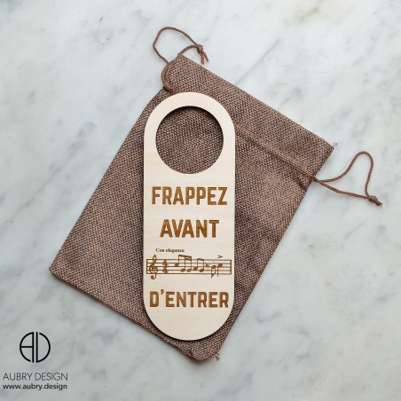 Frappez avant d'entrer. Poignée de cintre de porte en bois gravé.