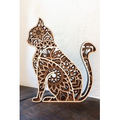 Sculpture en bois d'un chat qui pose.