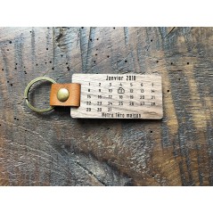 Porte-clé en bois de chêne et cuir premium avec calendrier gravé – Un souvenir unique et personnalisé