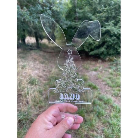 Stèle en plexi transparent  pour rendre hommage à votre ami lapin, entièrement personnalisable et résistante aux int