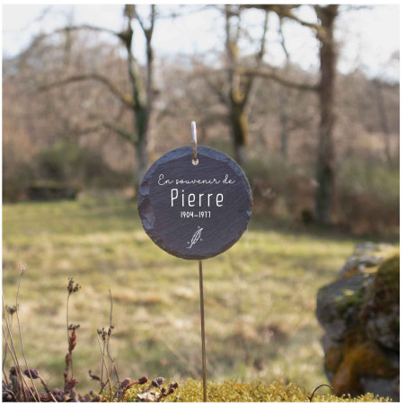 Plaque ronde en ardoise naturelle à planter en terre pour rendre hommage à un proche disparu