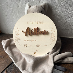 Carte de bienvenue pour la naissance de bébé. Prénom en relief.